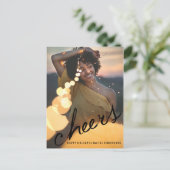 お祝いシーズンにぴったりな、シンプルでモダンな写真カード。 チェアーズ ホリデー ローズゴールドのエ シーズンポストカード (スタンド正面)