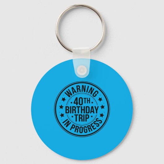 お祝いバツゲーム 40歳の誕生日旅行進行中 面白い40歳 キーホルダー (正面)