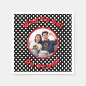 お祝いブラック/ホワイト水玉模様レッドトリム スタンダードカクテルナプキン (正面)