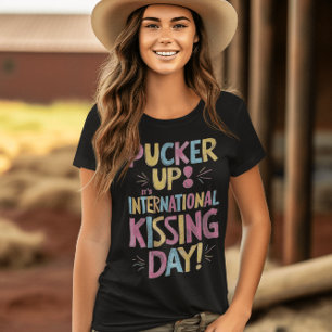 お祝い国際的キスをする日 Tシャツ