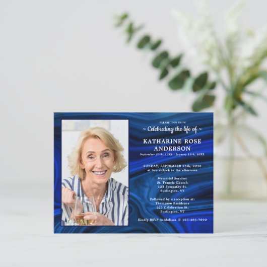 お祝い・オブ・ライフ・ブルー大理石記念葬儀 インビテーションポストカード (スタンド正面)
