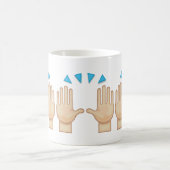 お祝いEmojiの両方の手を上げている人 コーヒーマグカップ (中央)