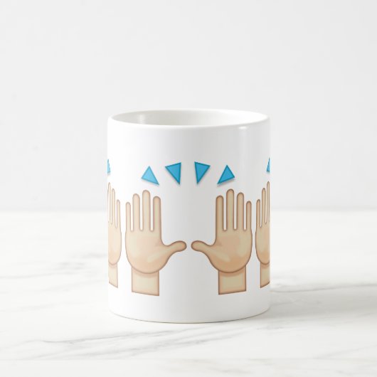 お祝いEmojiの両方の手を上げている人 コーヒーマグカップ (中央)
