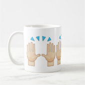 お祝いEmojiの両方の手を上げている人 コーヒーマグカップ (左)