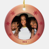 お祭りレッドメタリック雪の結晶ファミリーフォト セラミックオーナメント (裏面)