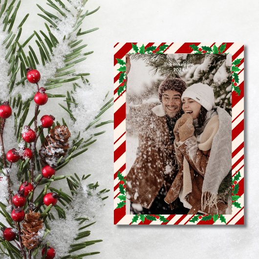 お祭り気分の赤い実と緑の木々　クリスマスを祝う写真 シーズンカード