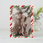 お祭り気分の赤い実と緑の木々　クリスマスを祝う写真 シーズンカード (スタンド正面)