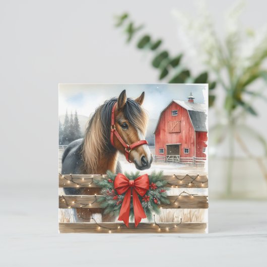 お祭り気分の馬と赤い農村の納屋のクリスマス シーズンカード (スタンド正面)