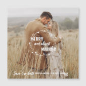 お祭り気分満載のほぼ結婚式のクリスマス・セーブ・ザ・デート マグネット招待状 (正面)