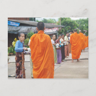 お米を僧侶に移す ポストカード