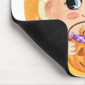 お粗末なハロウィーンの衣装を着たかわいい女の子 マウスパッド (コーナー)