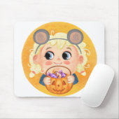 お粗末なハロウィーンの衣装を着たかわいい女の子 マウスパッド (マウス)