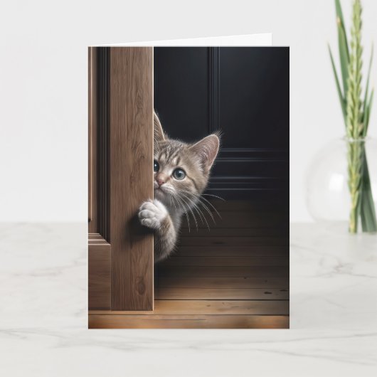 お考え前の子猫がドアをのまわりに覗く カード (正面)