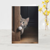 お考え前の子猫がドアをのまわりに覗く カード (黄色い花)