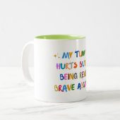 お腹が痛いけど本当に勇気がある ツートーンマグカップ (正面左)
