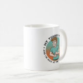 お腹が痛くて不機嫌だ コーヒーマグカップ (正面右)