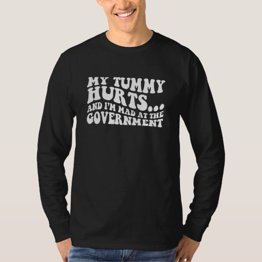 お腹が痛くて政府に腹が立つ 2 Tシャツ (正面)