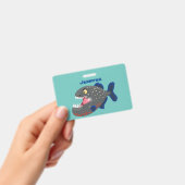 お腹が空いたユーモアたっぷりのピラニアの漫画イラスト バッジ (手持ち)