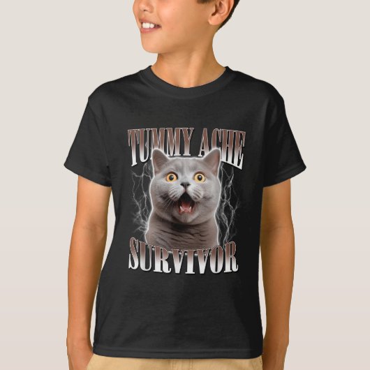 お腹の痛みサバイバー猫の面白い格言 Tシャツ (正面)