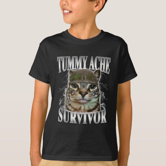 お腹の調子が悪い 猫の面白いミーム Tシャツ (正面)