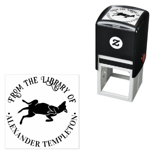 お腹をなでられている犬の図書館の本の名前 セルフインキングスタンプ (インサイチュ)