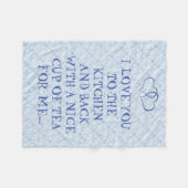 お茶おもしろいを飲むとキッチンマンに愛される フリースブランケット (正面(横))