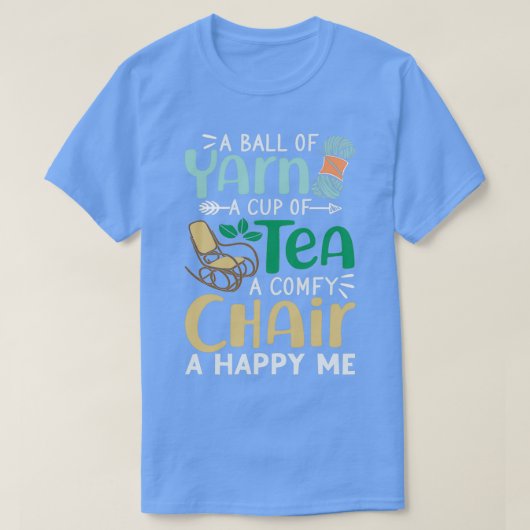 お茶のカップの糸のボールを快適な椅子と幸せ Tシャツ (デザイン正面)