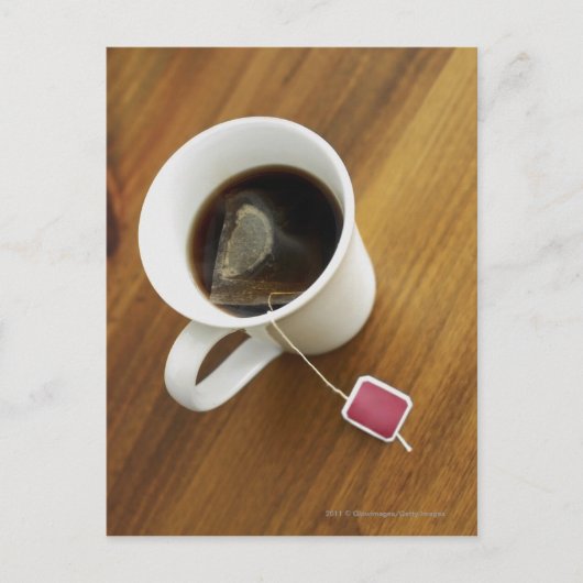お茶のカップの高角度ビュー ポストカード (正面)