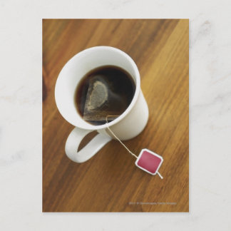 お茶のカップの高角度ビュー ポストカード
