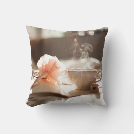 お茶の時間と良い本 クッション (正面)