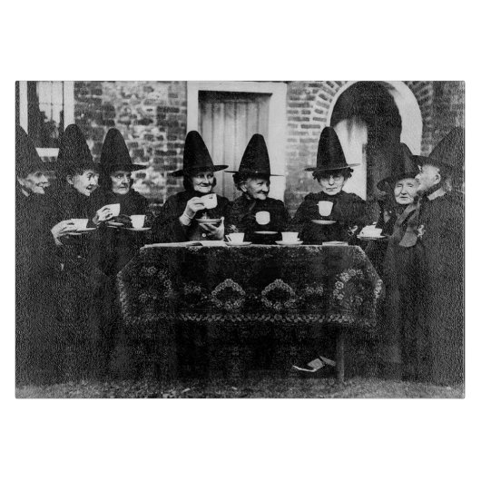 お茶の時間を持つウェルシュの魔女 カッティングボード (正面)