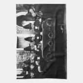 お茶の時間を持つウェルシュの魔女 キッチンタオル (縦)