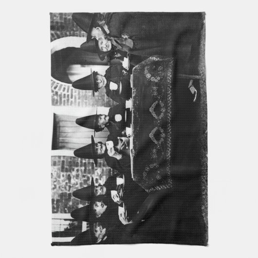 お茶の時間を持つウェルシュの魔女 キッチンタオル (縦)