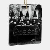 お茶の時間を持つウェルシュの魔女 セラミックオーナメント (右)