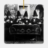 お茶の時間を持つウェルシュの魔女 セラミックオーナメント (裏面)