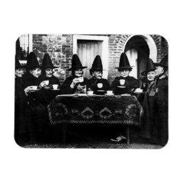 お茶の時間を持つウェルシュの魔女 マグネット
