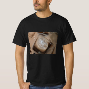 お茶の氷のクローズアップショット Tシャツ