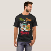 お茶の猫と本 猫 本の虫 お茶好き 猫飼いO Tシャツ (正面フル)