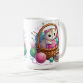 お茶よくはしゃぐ入りの糸かご内の猫 – Cozy Craft コーヒーマグカップ (正面右)