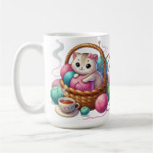 お茶よくはしゃぐ入りの糸かご内の猫 – Cozy Craft コーヒーマグカップ (左)