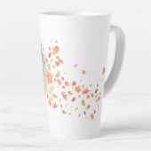 お茶を飲む女の飛んでいる子葉 カフェラテマグ (右アングル)