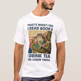 お茶を飲む本を読読んでいる猫  Tシャツ