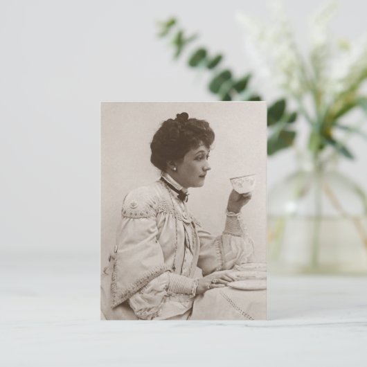 お茶ビクトリアンを飲む女性、白黒の写真 ポストカード (スタンド正面)