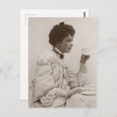お茶ビクトリアンを飲む女性、白黒の写真 ポストカード (正面/裏面)