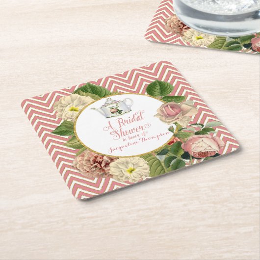 お茶会のブライダルシャワーのシェブロンのストライプは上がりました スクエアペーパーコースター (アングル)