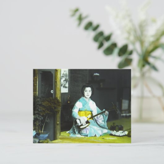 お茶伝統的を飲む日本の芸者ミュージシャン ポストカード (スタンド正面)