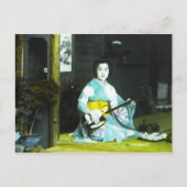 お茶伝統的を飲む日本の芸者ミュージシャン ポストカード (正面)