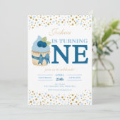 お菓子に飾る虹色の粉 スイートブルーベリー カップケーキ 1歳の誕生日 招待状 (スタンド正面)