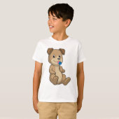 お菓子のキャンディーを持った犬 Tシャツ (正面フル)