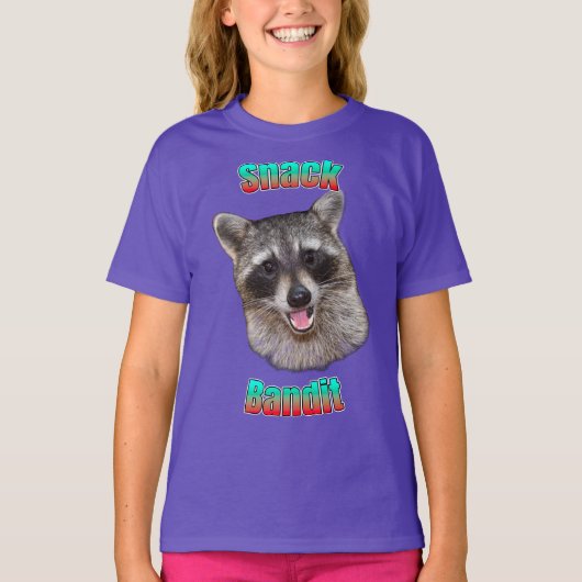 お菓子の泥棒のタイトルがかわいいアライグマの子供Tシャツ Tシャツ (正面)